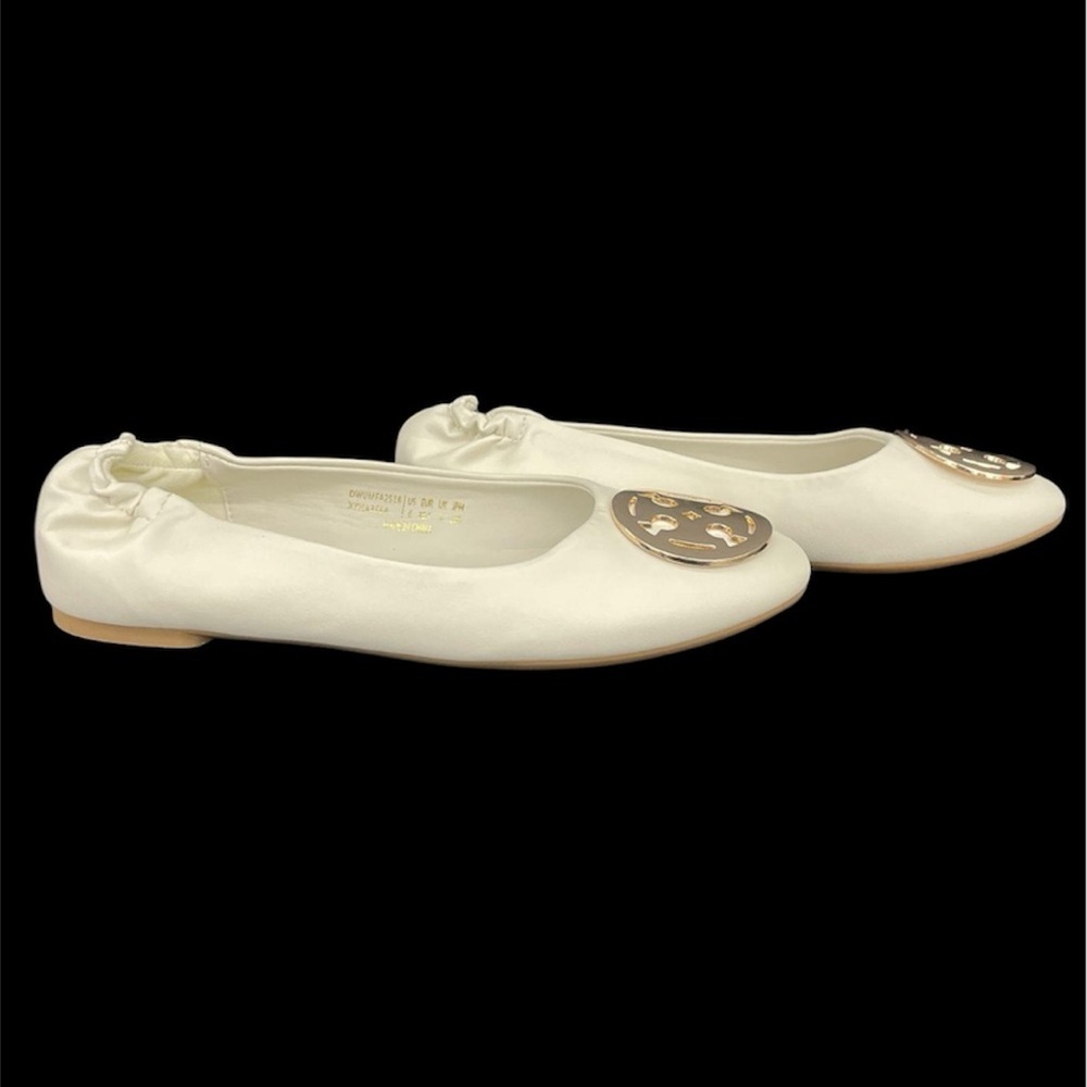 Dream Pairs White Flats with Metallic Medallion - Picture 2 of 4